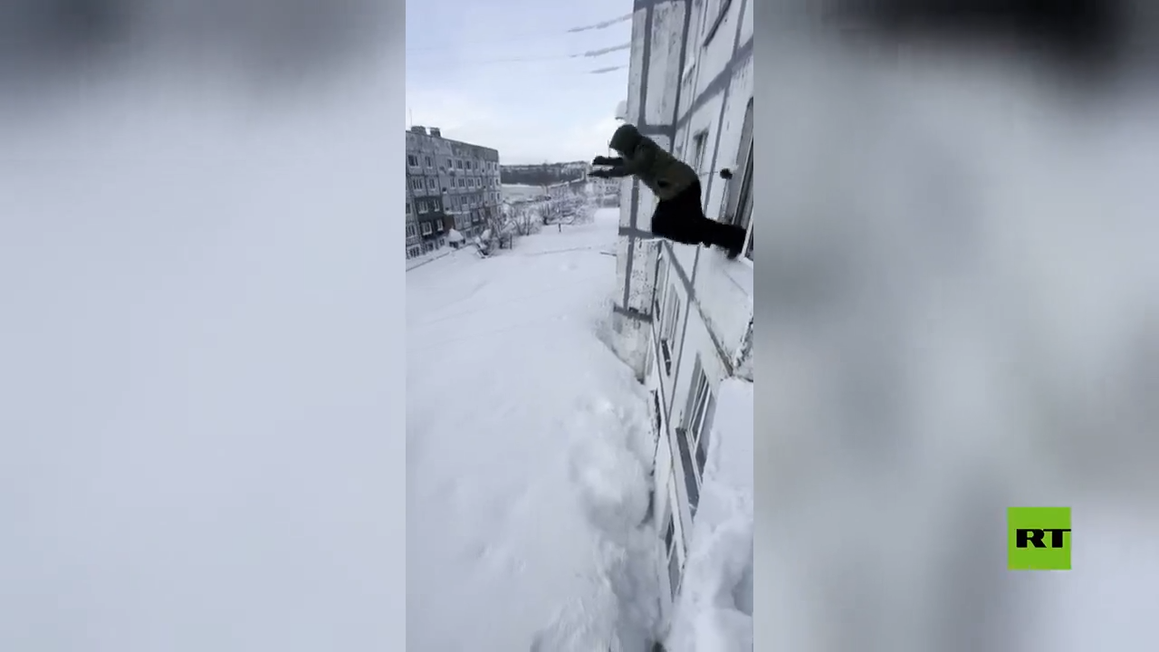 سكان كامتشاتكا يقفزون من النوافذ إلى أكوام الثلج الهائلة في تحدى خطير على خلفية أسوأ عاصفة ثلجية
