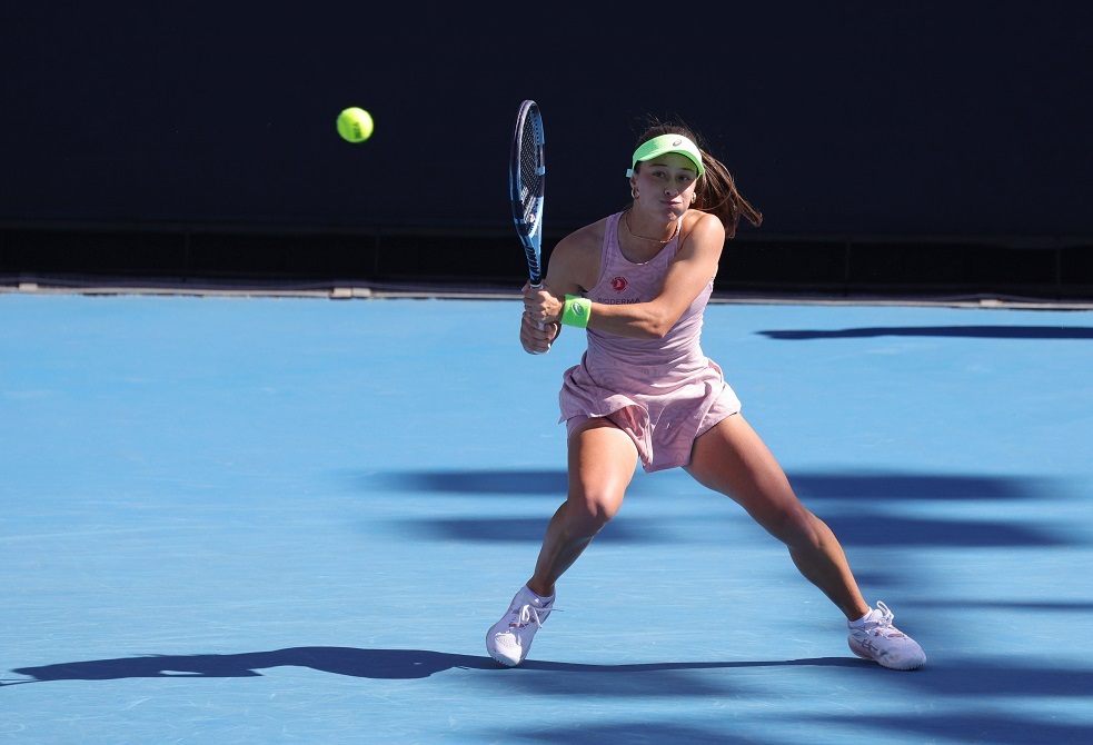 رد فعل لاعبة تنس على سقوط إحدى فتيات جمع الكرات بعد حالة إغماء (فيديو)