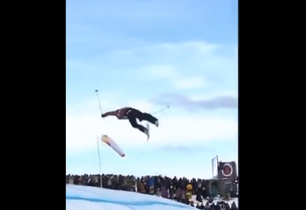 شاهد.. متزلج يفقد زلاجته أثناء حركة دورانية في الهواء