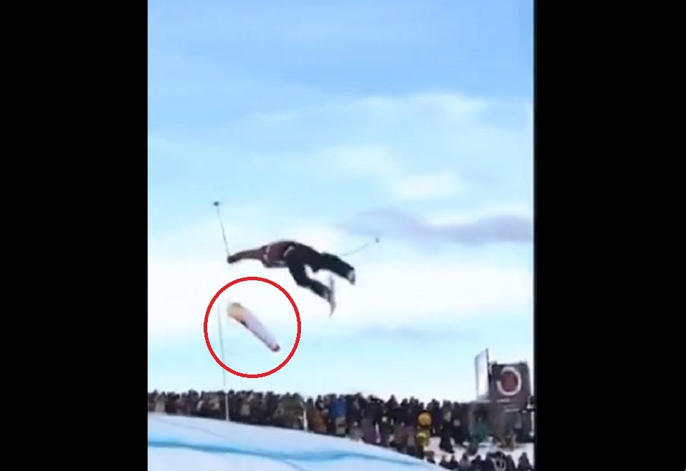 شاهد.. متزلج يفقد زلاجته أثناء حركة دورانية في الهواء