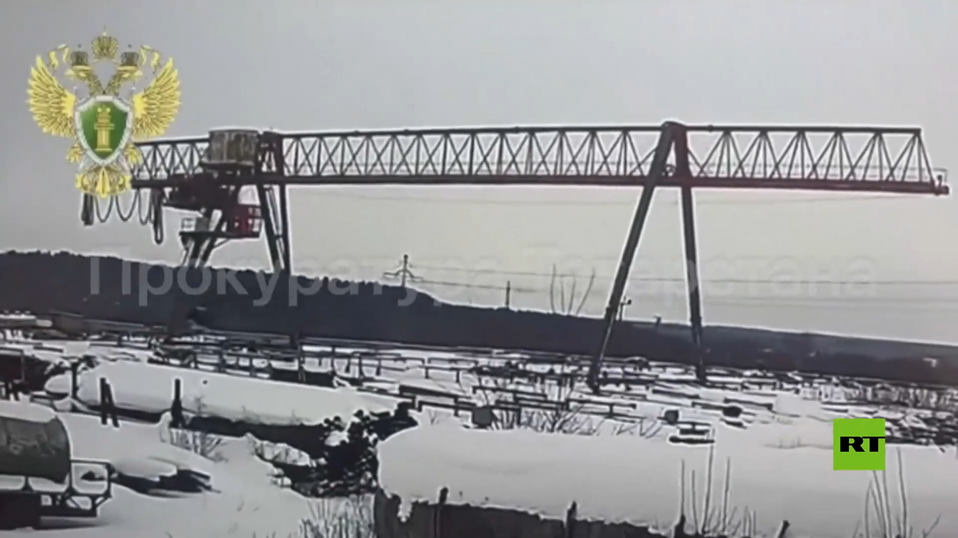 روسيا.. نجاة امرأة بأعجوبة أثناء انهيار رافعة في تترستان