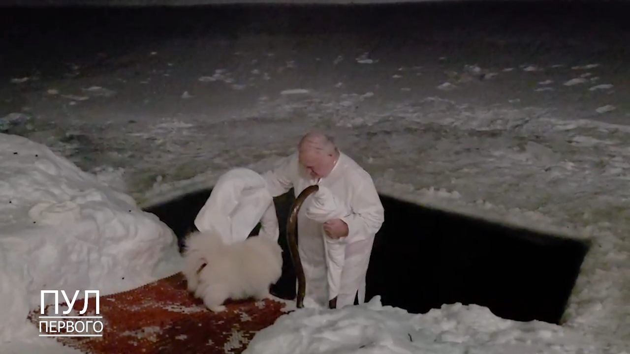 لوكاشينكو يؤدي طقوس عيد الغطاس في المياه المتجمدة