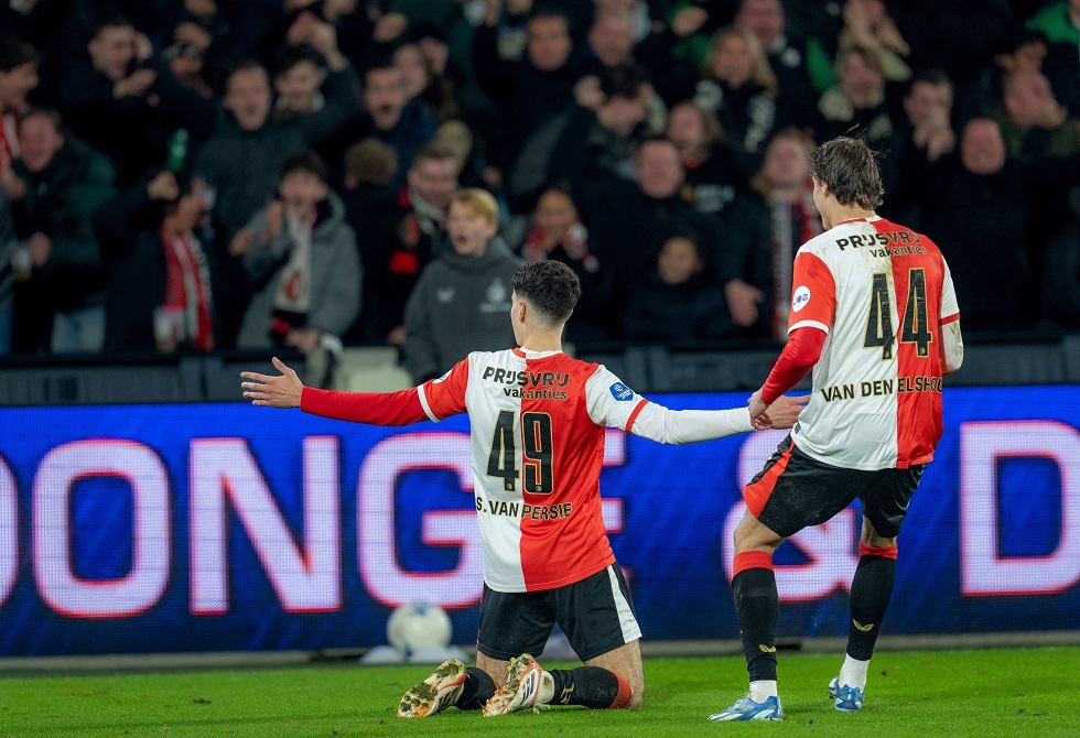 "هذا الشبل من ذاك الأسد".. نجل "الطائر" فان بيرسي يسجل هدفا مذهلا (فيديو)