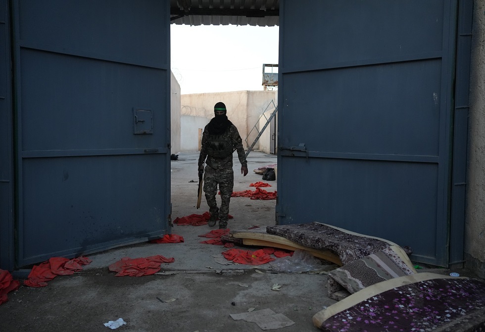 الدفاع السورية تحذّر "قسد" من استهداف قواتها وتوجه رسالة للأكراد