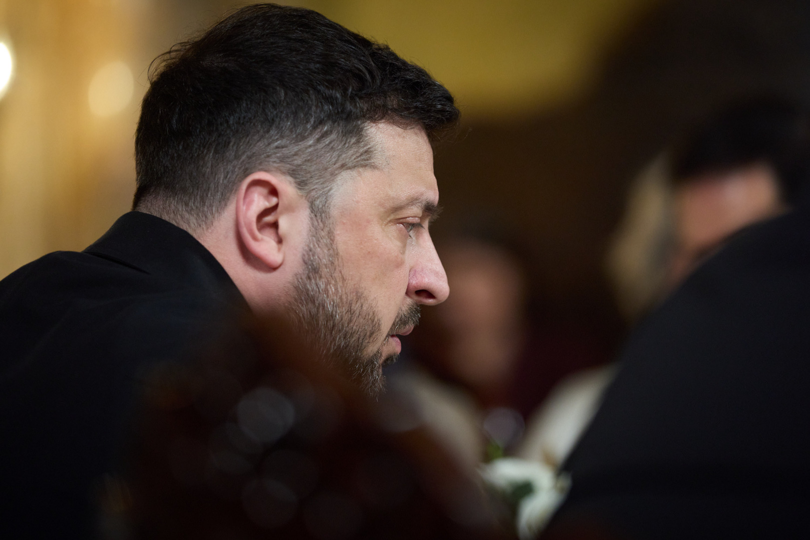 نواب أوكرانيون يسخرون من زيلينسكي بسبب صور في مكتبه