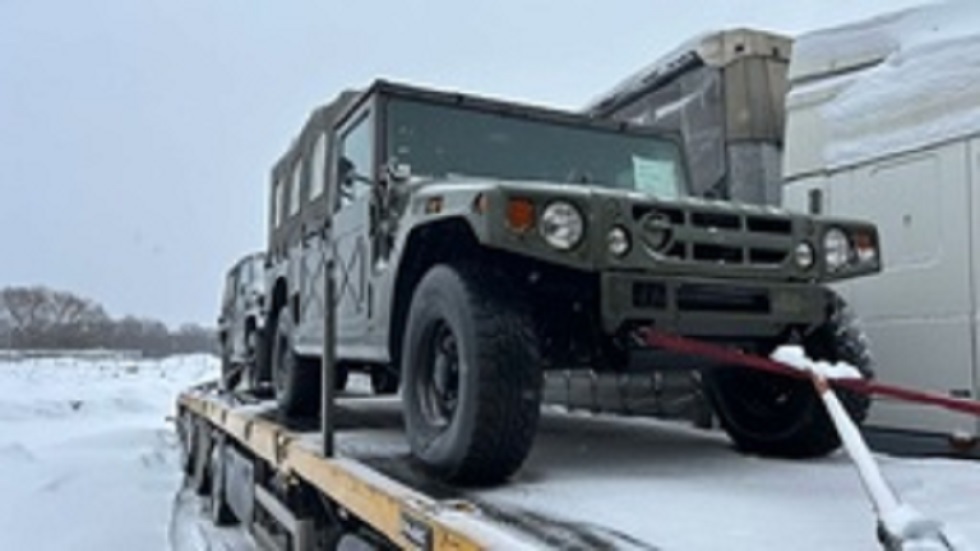 30 مركبة رباعية الدفع يابانية تصل إلى القوات الأوكرانية