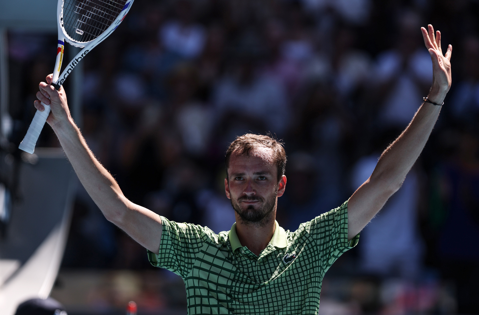 ريمونتادا مجنونة تقود مدفيديف إلى الدور الرابع في أستراليا المفتوحة 2026