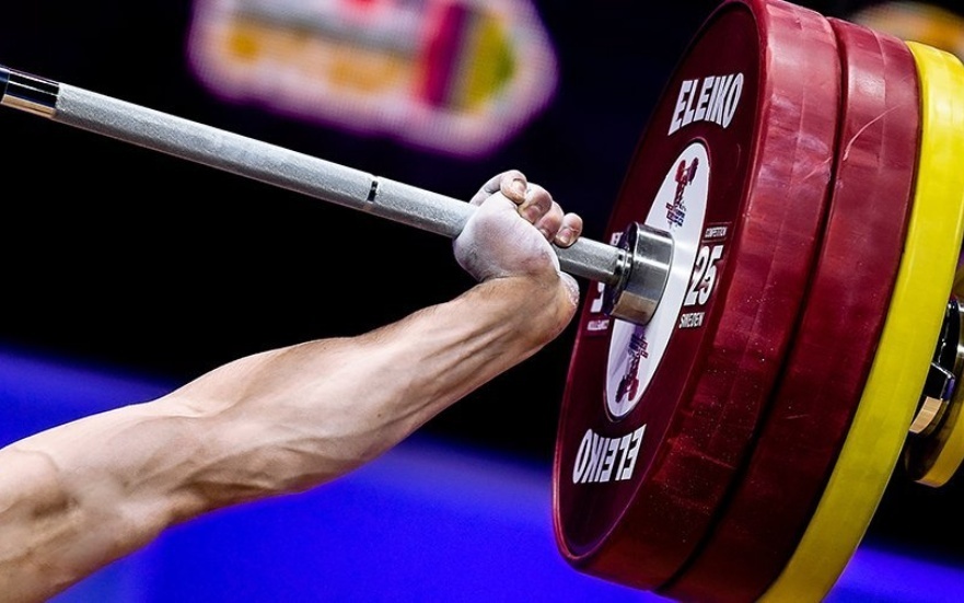 قرار تاريخي يعيد العلم الروسي لبطولات رفع الأثقال لفئة الشباب