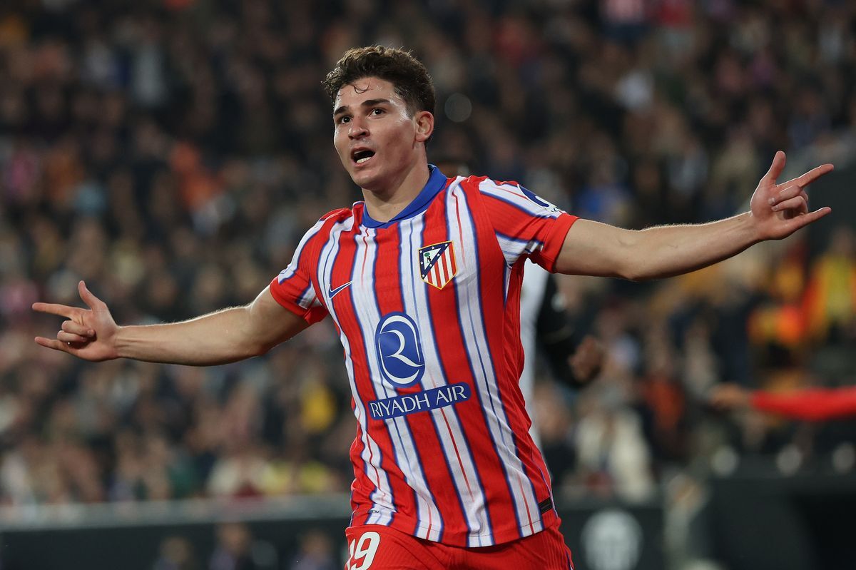 حقيقة مفاوضات برشلونة مع جوليان ألفاريز