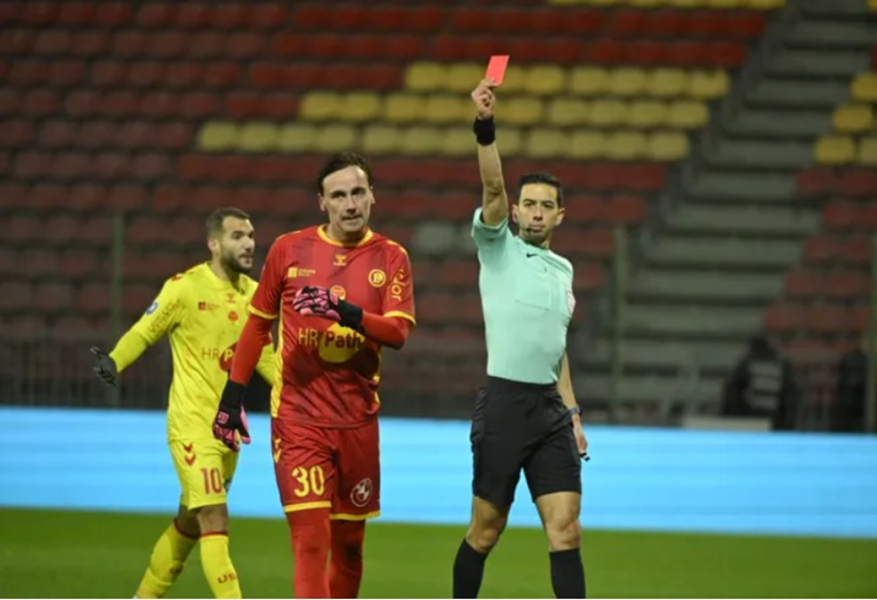 واقعة نادرة في الدوري الفرنسي.. حارس مرمى يرتكب 3 أخطاء فادحة ولاعب الوسط يتصدى لركلة جزاء (فيديو)