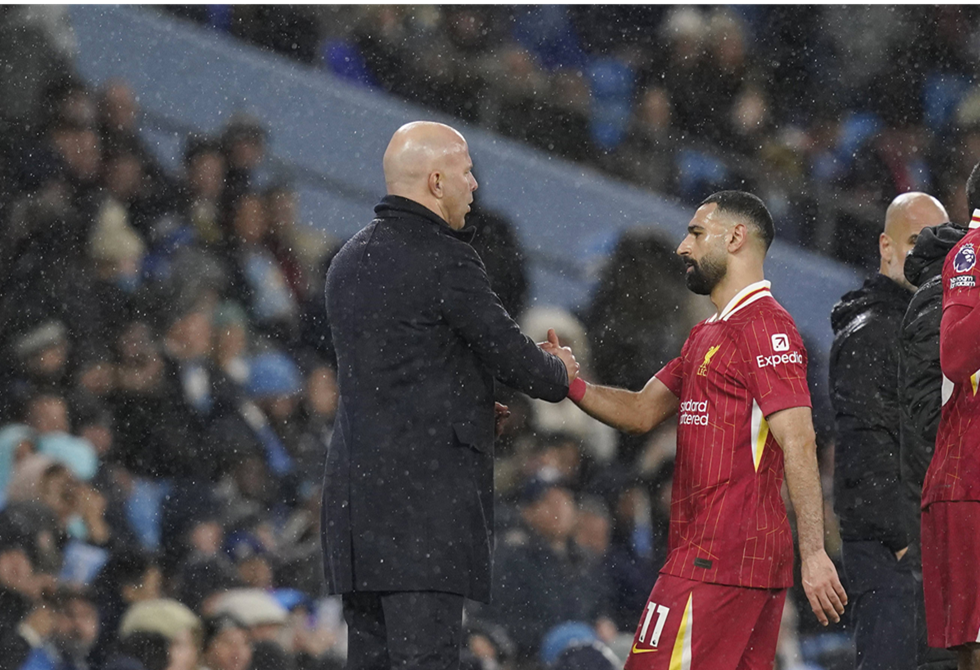 "بعد فترة من الشد والجذب.. سلوت يرضخ لصلاح!