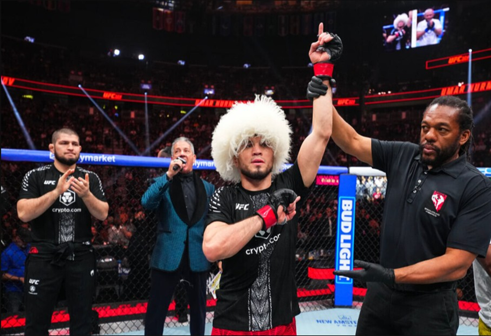 المقاتل الروسي عمر نورمحمدوف يهزم فيغيريدو