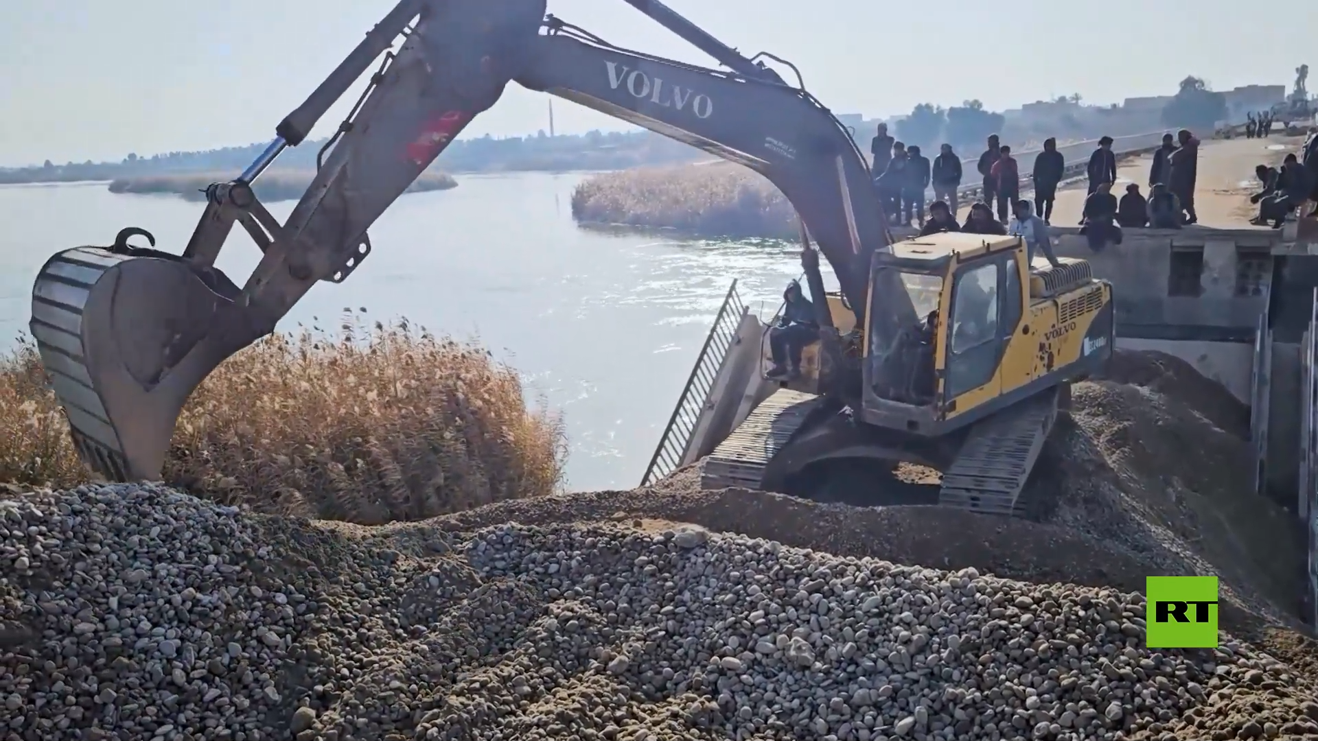 سوريا.. أهالي دير الزور يرممون جسرا فوق نهر الفرات