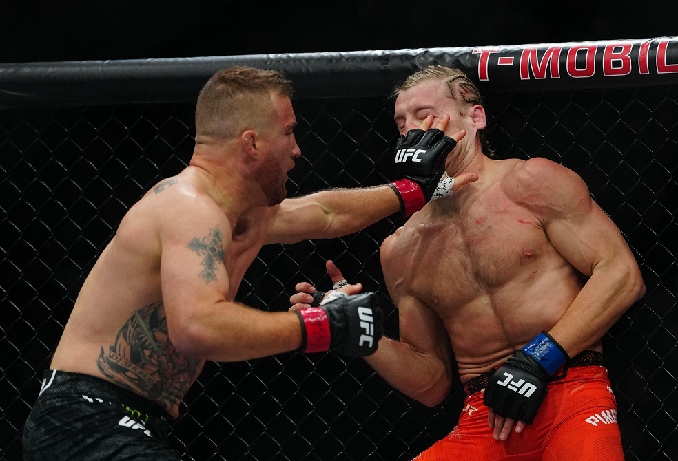 بعد تعرضه لضرب مبرح.. وجه الفتى "الشقي" يتحول "لمادة للسخرية" (فيديو)