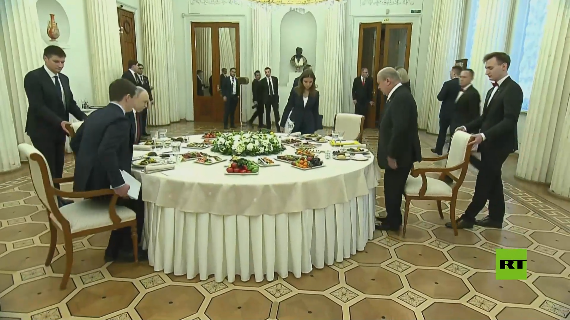 إفطار عمل يختتم لقاء الرئيس بوتين وملك ماليزيا في متحف الإرميتاج في بطرسبورغ