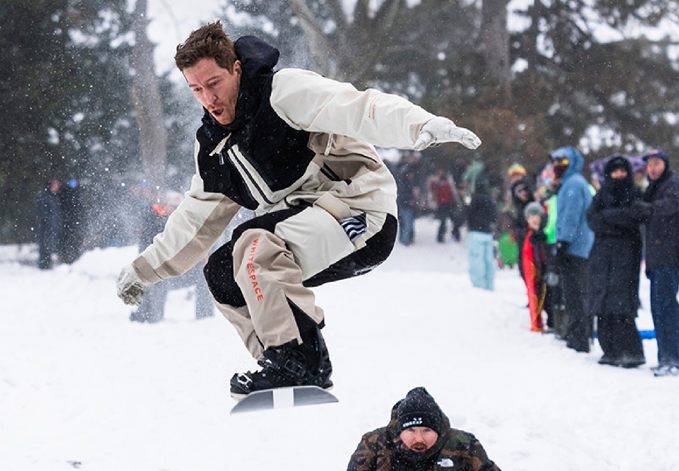 شاهد.. متزلج يقفز من فوق رؤوس الناس بمدينة نيويورك المغطاة بالثلوج