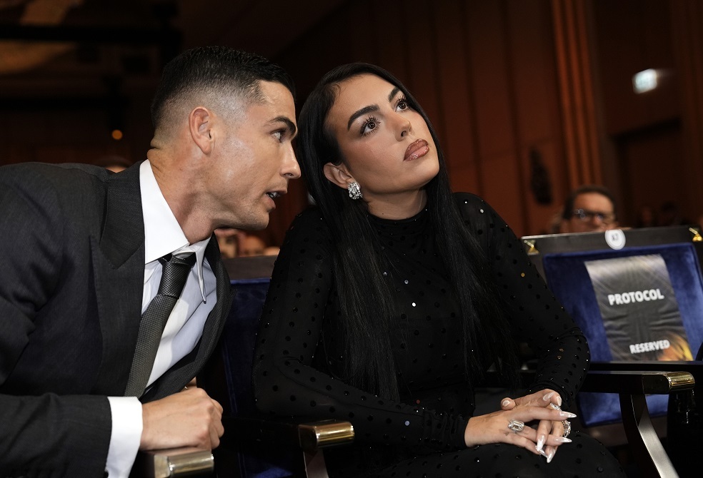 رونالدو يوجه رسالة لخطيبته جورجينا (صورة)