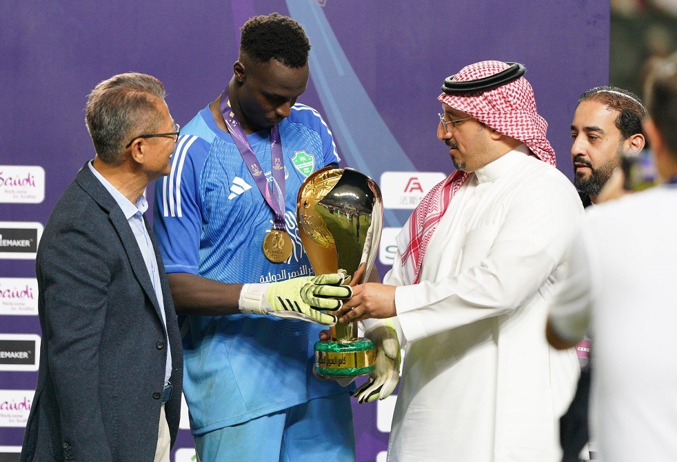 أزمة "المنشفة".. رئيس حكام الـ"كاف" يصدم حارس مرمى السنغال في أزمة نهائي إفريقيا 2025