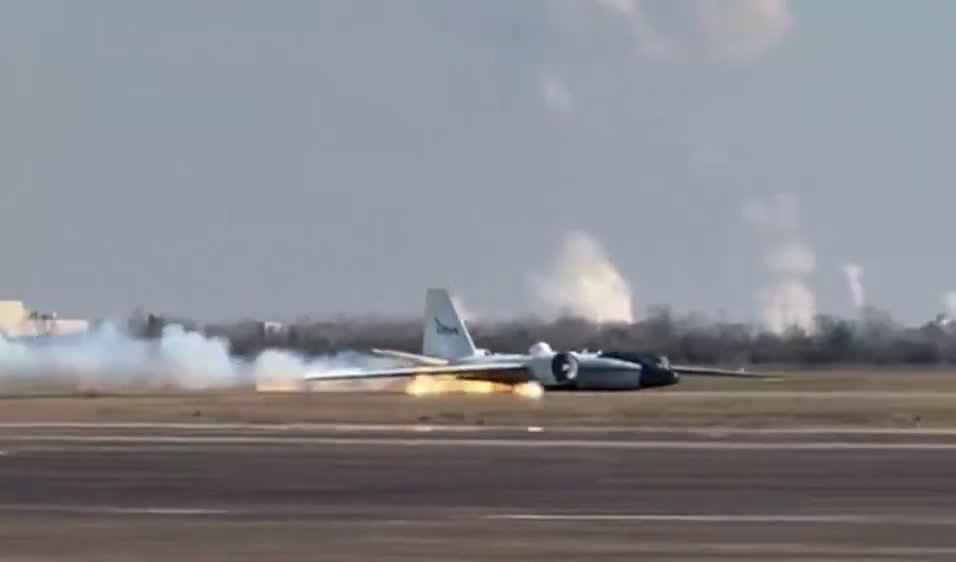 طائرة "ناسا" تشتعل أثناء هبوطها في ولاية تكساس الأمريكية