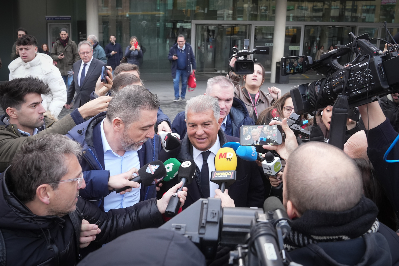 فضيحة احتيال جديدة تضع لابورتا تحت الضغط قبل انتخابات برشلونة