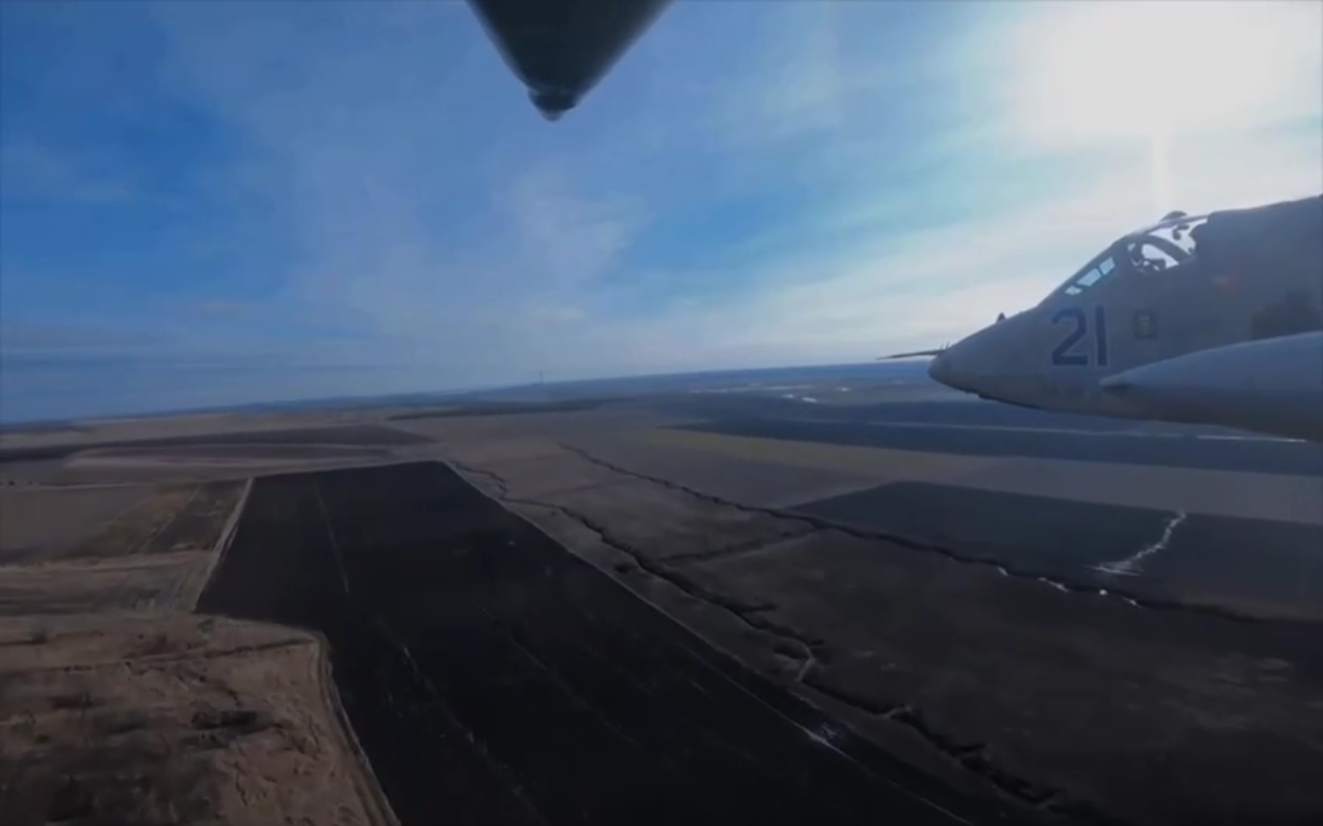 لقطة فريدة من السماء لصاروخ روسي يسقط قاذفة أوكرانية متطورة فوق دونيتسك