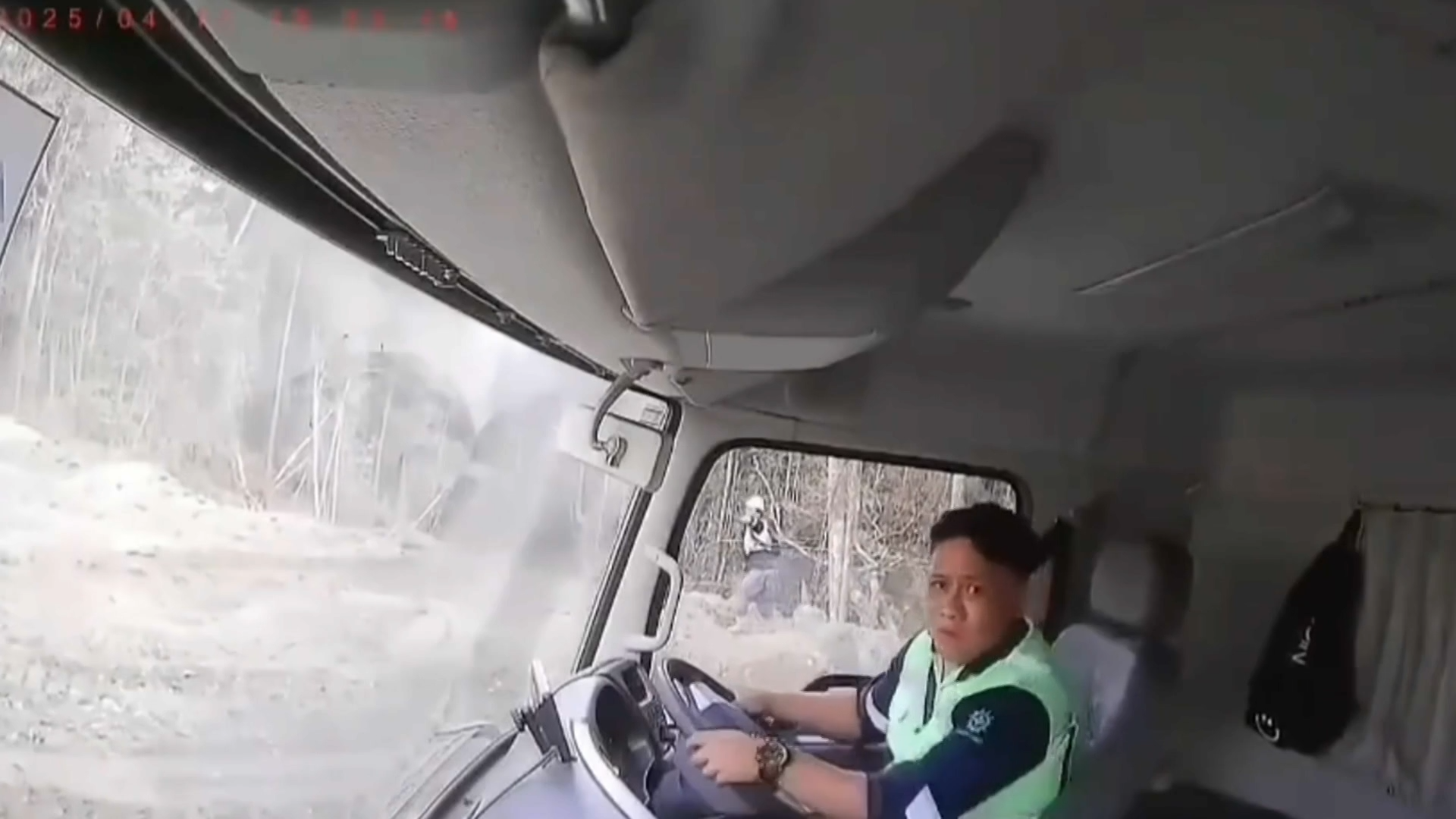 كاميرا مراقبة ترصد لحظة ابتلاع الأرض شاحنة أثناء انهيار في منجم نيكل بإندونيسيا