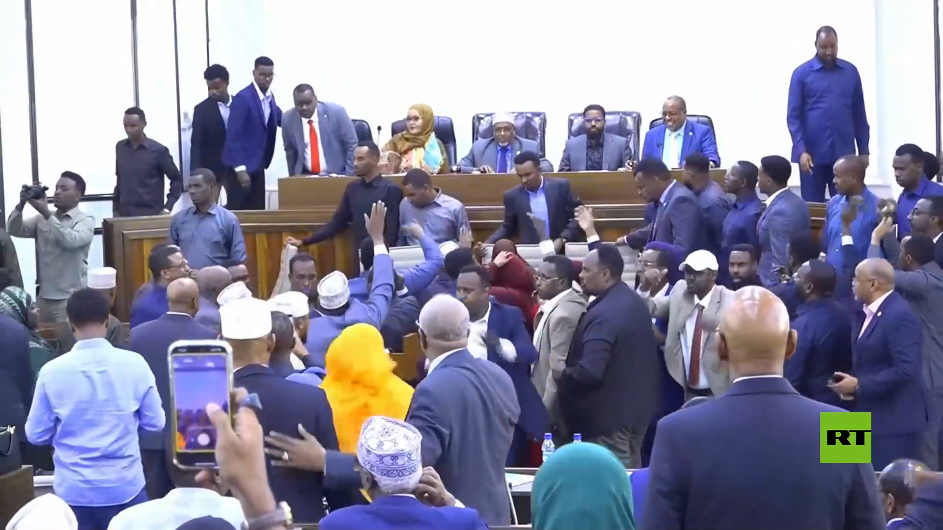 اشتباكات بالأيدي وصراخ في البرلمان الصومالي بشأن التعديلات الدستورية