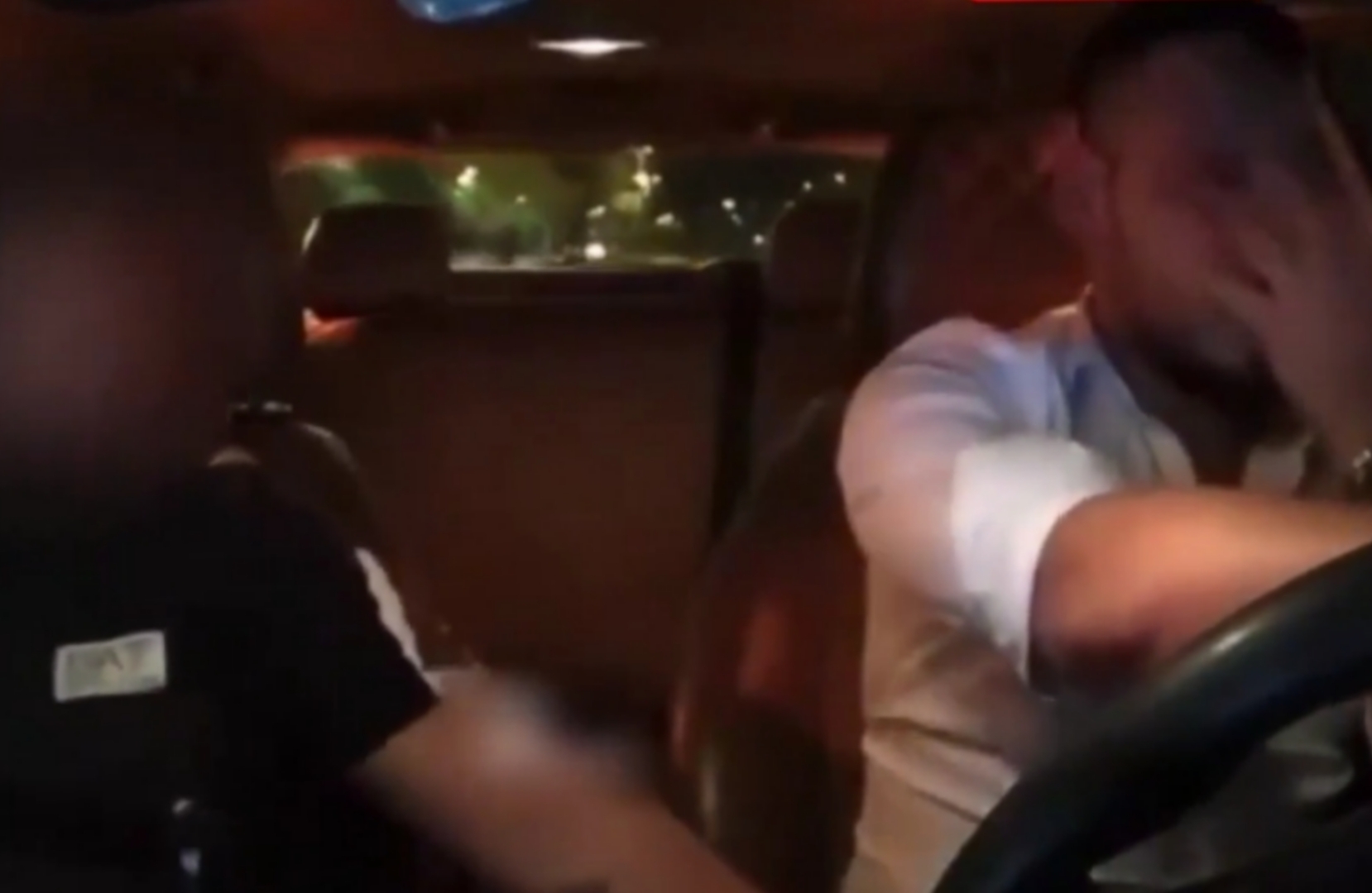 ضجة في تركيا إثر فيديو لسائق أجرة يتعرض للتحرش الجنسي من قبل راكب!