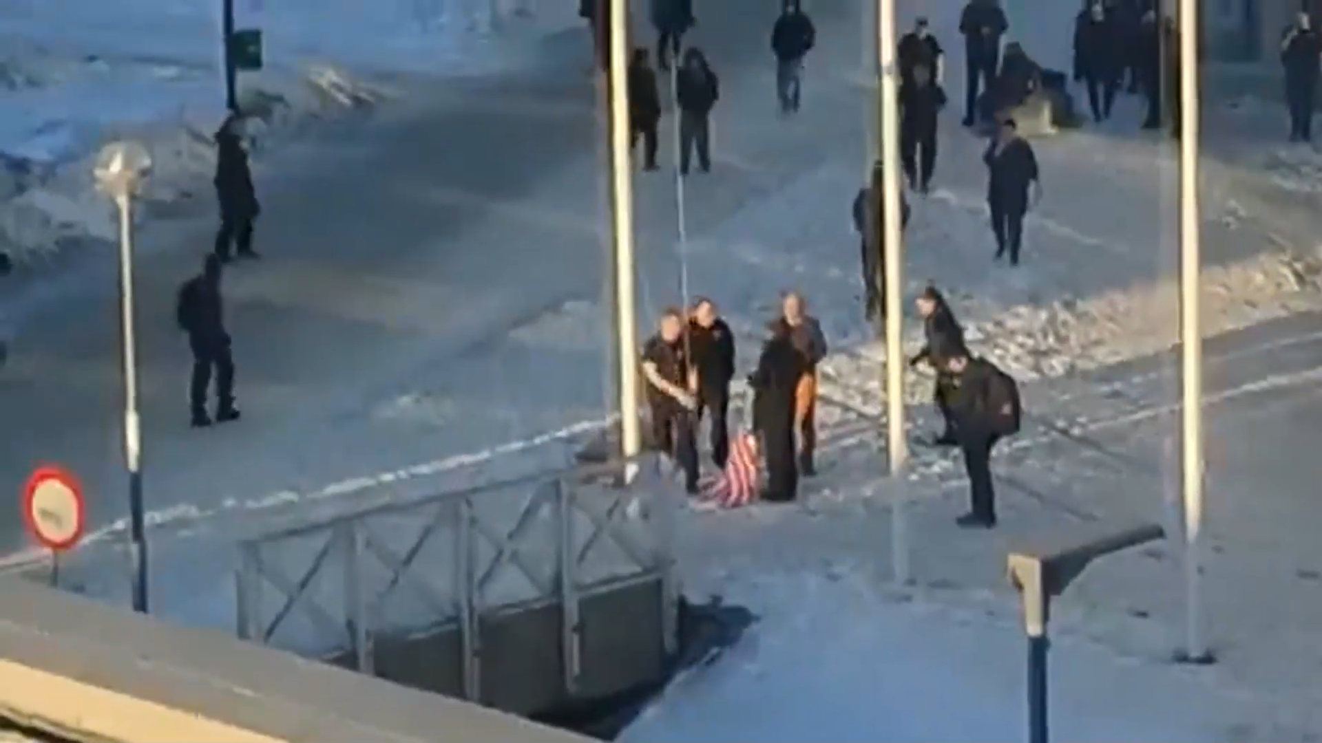 شاهد.. أول محاولة لرفع العلم الأمريكي في غرينلاند تبوء بالفشل