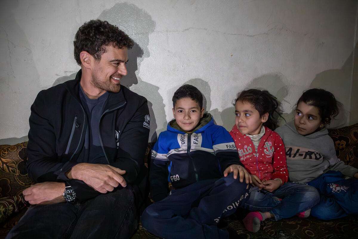 الفنان العالمي ثيو جيمس يزور سوريا للقاء اللاجئين الذين عادوا إلى البلاد (صور)