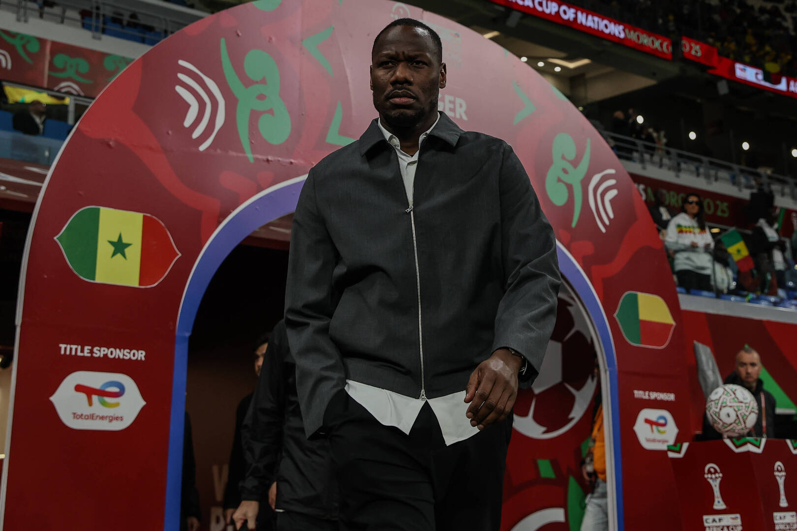 عقوبات "كاف" تثير الغضب والسنغاليون يتحركون لدعم مدربهم