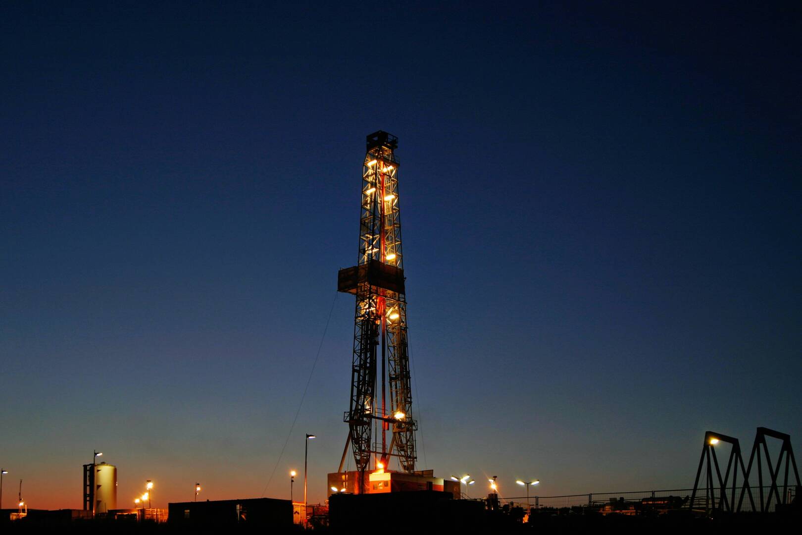 النفط يحافظ على مكاسبه رغم انخفاضه