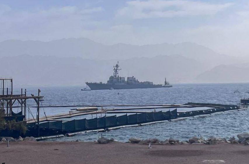 إسرائيل.. مدمرة تابعة للبحرية الأمريكية ترسو في ميناء إيلات (صور)