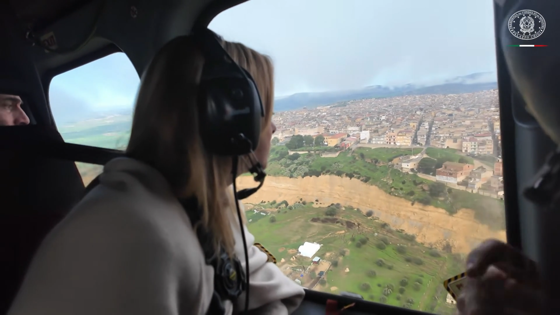 جورجيا ميلوني تتفقد على متن مروحية آثار انهيار أرضي مدمر في جنوب صقلية