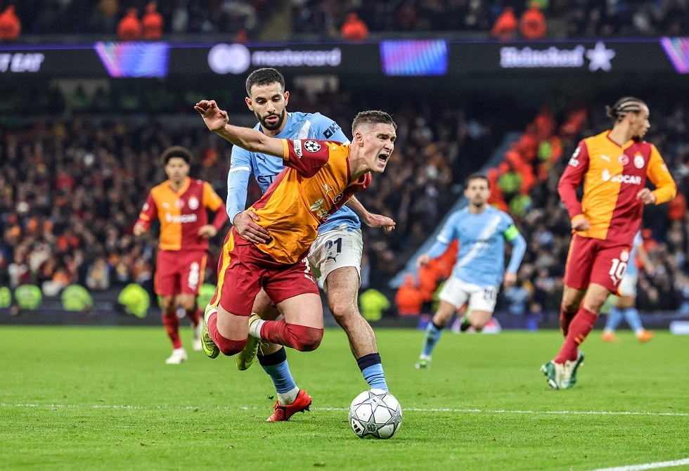 الجزائري آيت نوري يتعرض لهجوم بعد حصوله على "رجل المباراة" ضد غلطة سراي