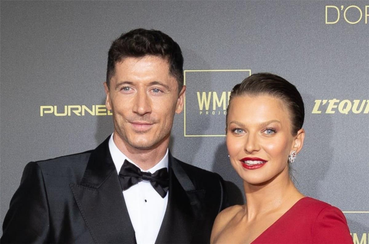 زوجة ليفاندوفسكي تثير الجدل حول مستقبله مع برشلونة