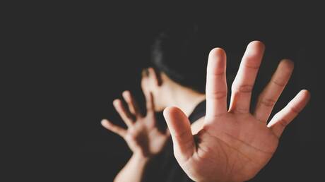 "سحلها ومزق وجهها بمساعدة والدته".. طالب يشن هجوما دمويا على معلمة في مصر بسبب "الغش" .. عاجل 