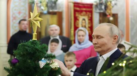 اهتمام بوتين بالتفاصيل يظهر خلال قداس عيد الميلاد (فيديو)