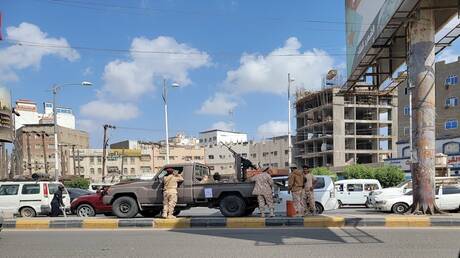 عاجل - اليمن.. قرارات رئاسية تطال محافظ عدن وعددا من القيادات العسكرية البارزة 