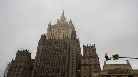 الخارجية الروسية تدعو الولايات المتحدة إلى وقف الأعمال غير القانونية ضد الناقلة 