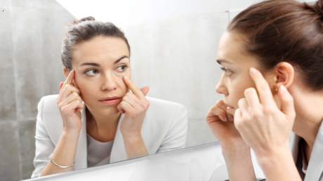 عادة يومية تؤذي بشرتك وتسرّع في ظهور التجاعيد 