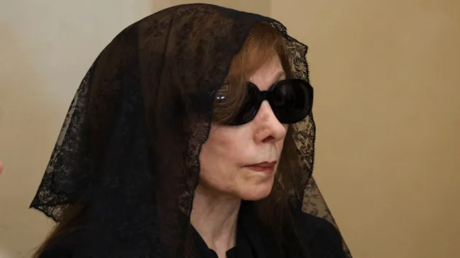 فيروز تودع نجلها الأصغر في جنازة مؤثرة (فيديو)