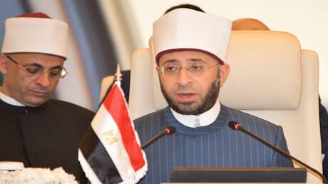 لافتة تغضب المصريين.. صور لوزير الأوقاف تثير جدلا واسعا في مصر