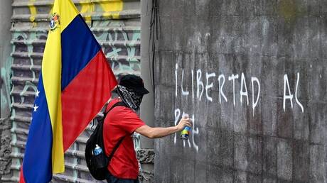 الولايات المتحدة تحث مواطنيها على مغادرة فنزويلا 