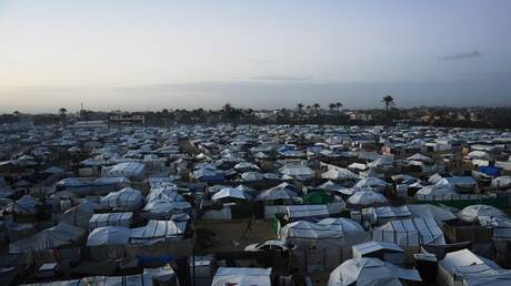 المعاناة تتواصل في غزة.. 127 ألف خيمة تالفة في غزة ومئات آلاف النازحين يواجهون منخفضا باردا 