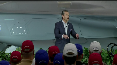 وزير الحرب الأمريكي: الرجال الذين يرتدون الفساتين لن يشتتوا انتباه الجيش بعد الآن 