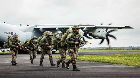 صحفي بريطاني: لندن وباريس تحاولان جر واشنطن نحو حرب مع روسيا تحت ذريعة الضمانات الأمنية