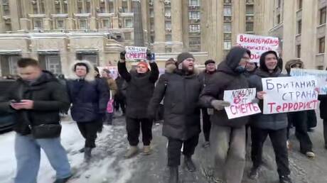 هتافات غاضبة تلاحق دبلوماسية بريطانية أمام الخارجية الروسية بموسكو (فيديو)