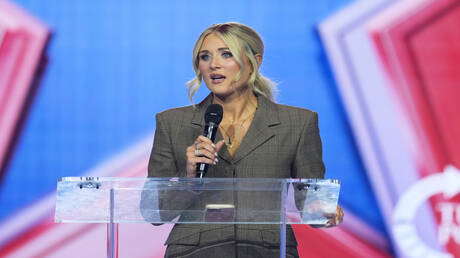 ناشطة أمريكية شهيرة تلف رضيعتها ببطانية مضادة للرصاص بعد أكثر من تهديد بقتلها