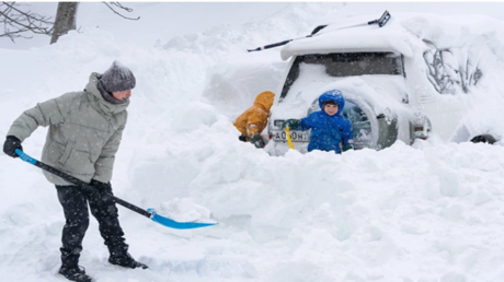 كامتشاتكا الروسية تشهد أسوأ عاصفة ثلجية منذ 30 عاما (فيديوهات)